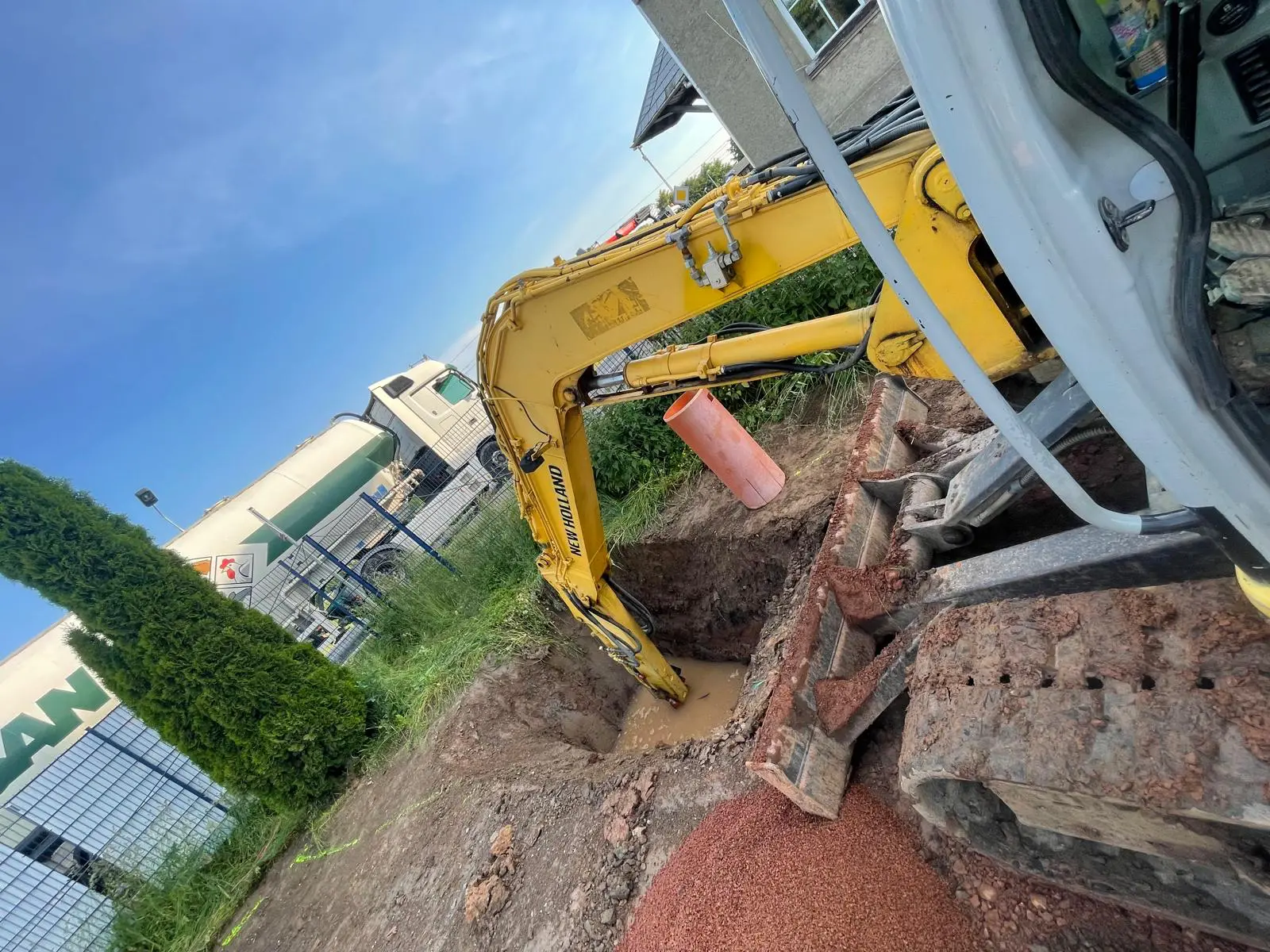 Absenkung des Grundwasserspiegels mit dem Bagger